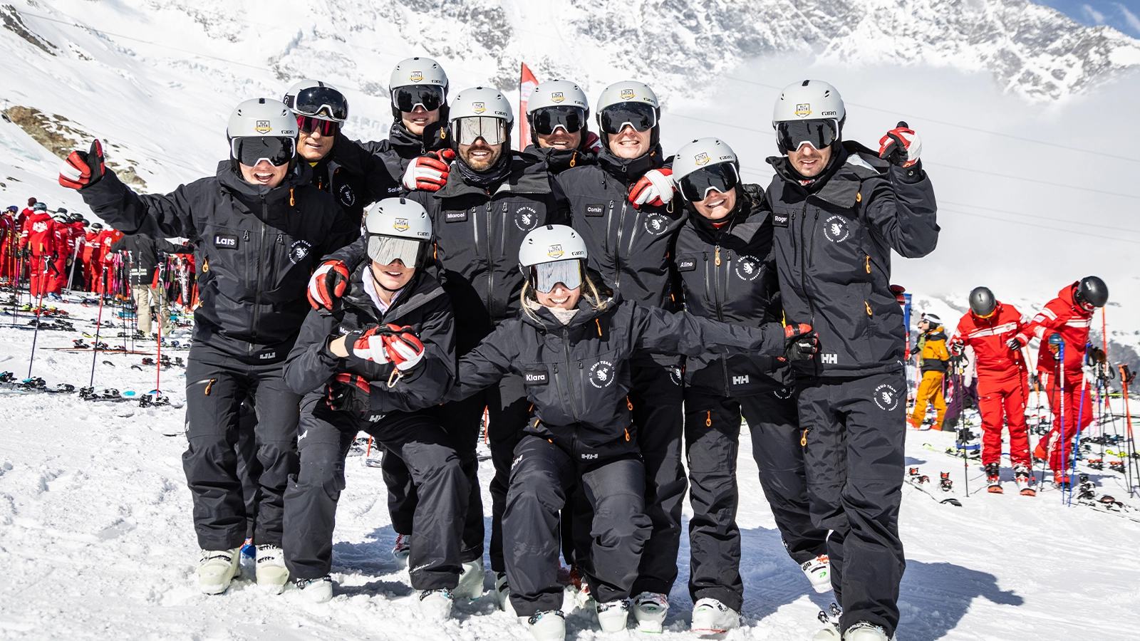 jr.DTA athletes skiing together